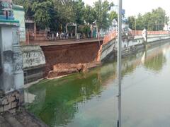 கனமழை: கமலாலயக் குளத்தின் சுற்றுச்சுவர் இடிந்து போக்குவரத்து துண்டிப்பு!