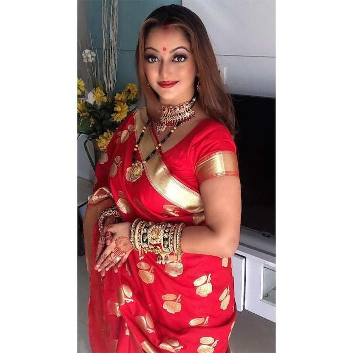 लाल रंगाची साडी, लाल स्टोन असेला हार आणि लाल टिकली असा लूक मानसीने केला होता.