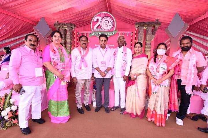 టీఆర్ఎస్ ప్లీనరీలో మంత్రులు సత్యవతి రాథోడ్, కేటీఆర్, శ్రీనివాస్ గౌడ్, ఎర్రబెల్లి దయాకర్, మాజీ మంత్రి కడియం శ్రీహరి(Source: Satyavathi Rathod Twitter)