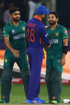 INDvsPAK :  सामन्यानंतर पाकिस्तानी खेळाडूंच्या विराट-धोनीसोबत भेटीचे फोटो तुफान व्हायरल