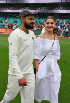 Virat Anushka: टीम इंडिया की जीत पर खुशी से पागल अनुष्का शर्मा ने मैदान में उतरकर विराट कोहली को लगा लिया था गले, बाहों में बाहें डाले ज्वाइन की थी विक्ट्री वॉक