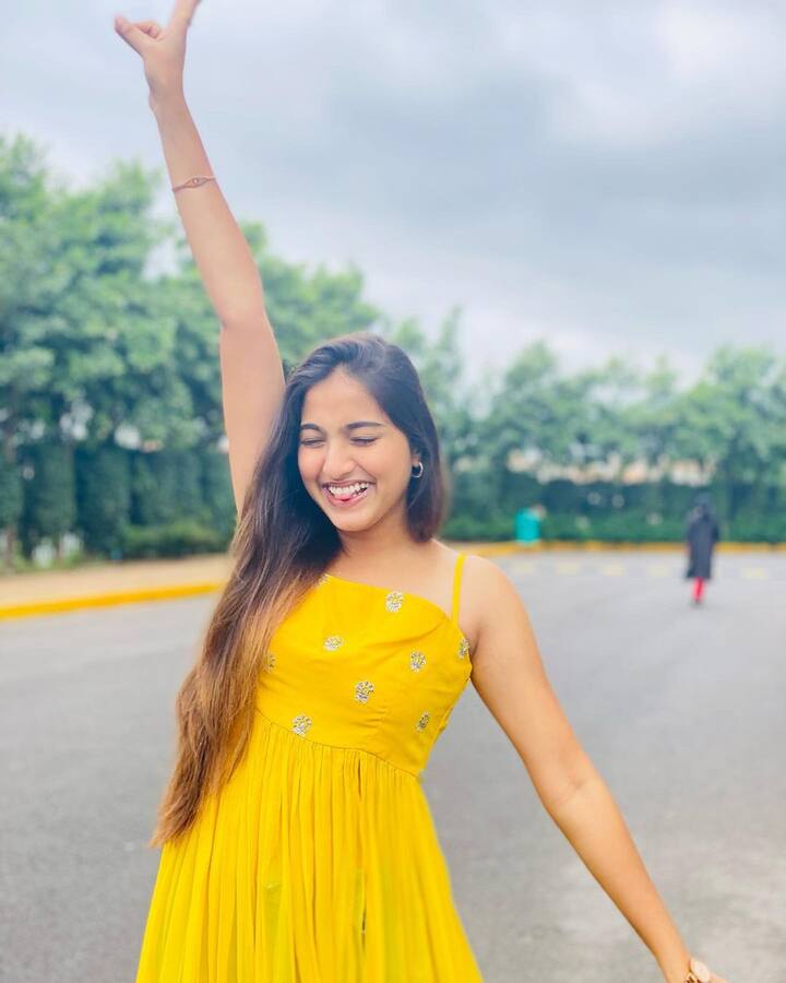 (Image credit: Instagram) బాలనటిగా సినిమాల్లోకి ఎంట్రీ ఇచ్చి... బుల్లితెర హీరోయిన్ గా మారింది ప్రణవి మానుకొండ.