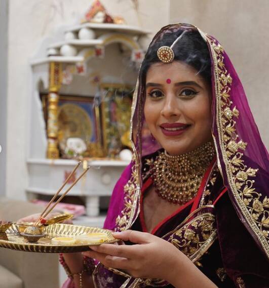 She completed her look with a matching net dupatta with golden embroidery.