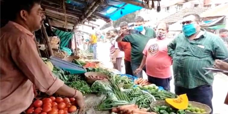 Howrah officers of enforcement department visits bantra markeet to inspect about price hike of essential commodities Howrah : আমজনতার নাগালের বাইরে কেন নিত্যপ্রয়োজনীয় জিনিসের দাম ? মধ্য হাওড়ার ব্যাঁটরা বাজারে হানা আধিকারিকদের