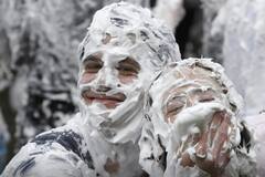 Shaving Foam Fight: షేవింగ్ క్రీమ్‌తో ఆహ్వానం... ఆ యూనివర్సిటీలో వింత ఆచారం