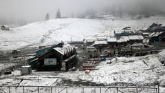 Snowfall : बर्फवृष्टीमुळे एकाच कुटुंबातील तिघांचा मृत्यू, Jammu Kashmir मध्ये वेळेआधीच बर्फवृष्टी