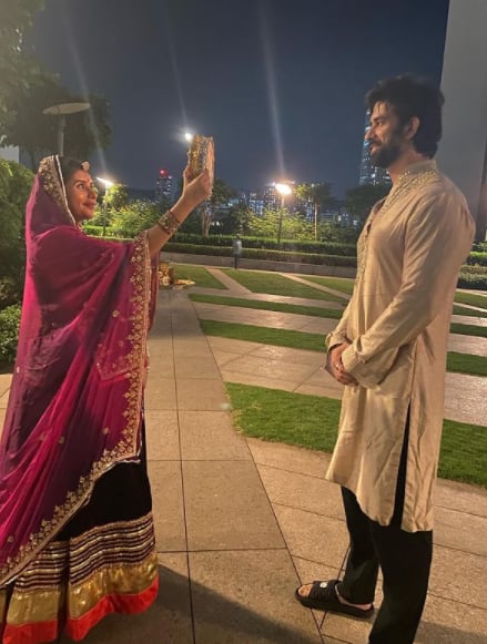 Karwa Chauth 2021: Mom-To-Be Charu Asopa Sen Flaunts Baby Bump In Beautiful  Traditional Attire- See Pics