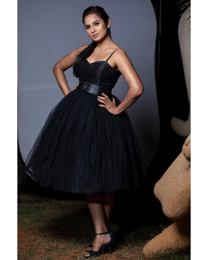 வெள்ளி தலை தூக்கையில  நெட்ட பனை சத்தத்துல  துள்ளி வந்து தீண்டுதடி உன் சிரிப்பு