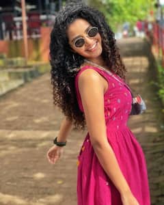 Anupama Parameswaran: అగరొత్తుల కురులు-కనికట్టు చూపుల అనుపమా పరమేశ్వరన్