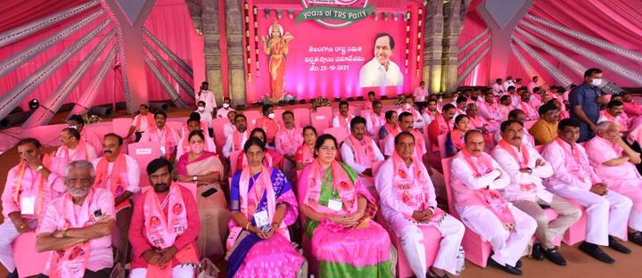 టీఆర్ఎస్ ప్లీనరీలో మంత్రులు (Source: Satyavathi Rathod Twitter)