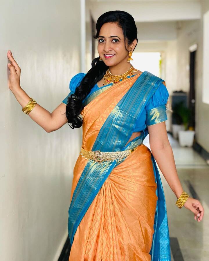 (Photo Courtesy : Instagram) తాజాగా ఈ బ్యూటీ లంగావోణీలో వేసుకొని ఓ ఫోటోషూట్ లో పాల్గొంది. 