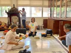 दीपावली से पहले घर की साफ-सफाई में जुटीं Juhi Chawla, फैन्स से पूछा ये सवाल