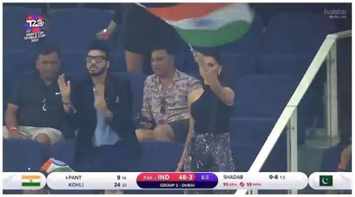 ਅਜਿਹੇ 'ਚ ਉਰਵਸ਼ੀ ਨੂੰ ਸਟੇਡੀਅਮ 'ਚ ਦੇਖ ਕੇ ਹਰ ਕੋਈ ਰਿਸ਼ਭ ਪੰਤ-ਰਿਸ਼ਭ ਪੰਤ ਦਾ ਨਾਂ ਲੈ ਕੇ ਉਸ ਨੂੰ ਛੇੜਨ ਲੱਗਾ। ਅਜਿਹੀ ਸਥਿਤੀ 'ਚ ਉਰਵਸ਼ੀ ਰਿਸ਼ਭ ਦੀ ਕਾਰਗੁਜ਼ਾਰੀ 'ਤੇ ਖੁਸ਼ ਹੁੰਦੇ ਹੋਏ ਵੀ ਨਜ਼ਰ ਆਈ।