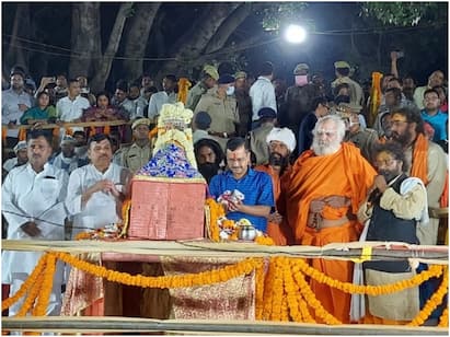 Delhi CM Arvind Kejriwal Performs Aarti At Sarayu Ghat In Ayodhya | यूपी के चुनावी मौसम में अयोध्या पहुंचे अरविंद केजरीवाल, सरयू नदी के तट पर की आरती