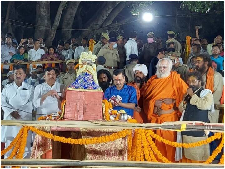 Delhi CM Arvind Kejriwal performs aarti at Sarayu Ghat in Ayodhya यूपी के चुनावी मौसम में अयोध्या पहुंचे अरविंद केजरीवाल, सरयू नदी के तट पर की आरती