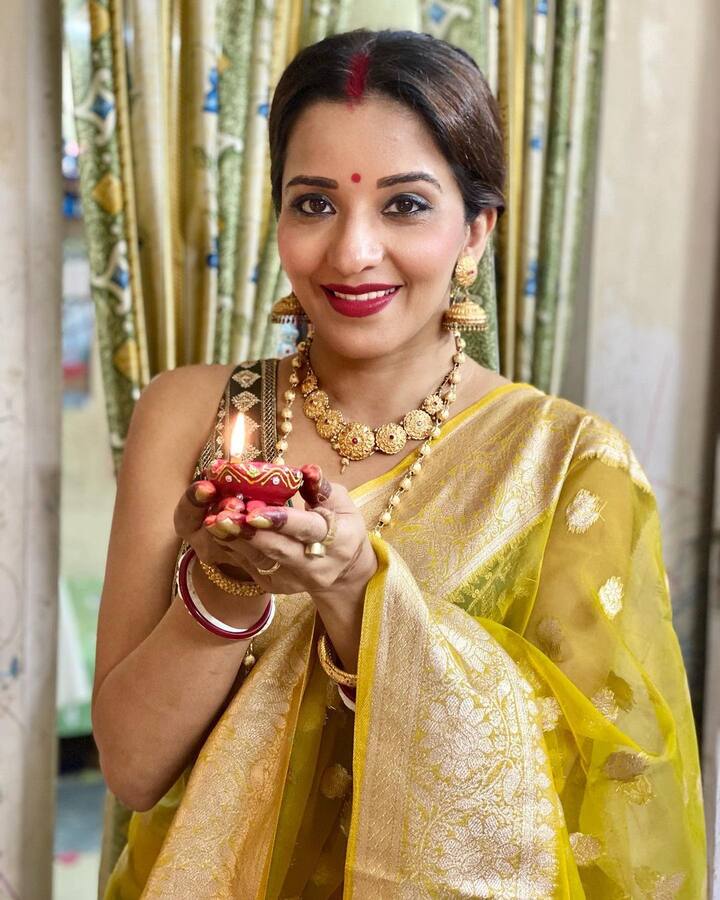 हाथ में दिया लेकर मोनालिसा त्योहार के लिए एकदम रेडी दिख रही थी. उनकी स्माइल ने लुक को और बढ़ा दिया था. हाथ में सोने के कंगन ओवरऑल लुक बढ़ा रहे थे.