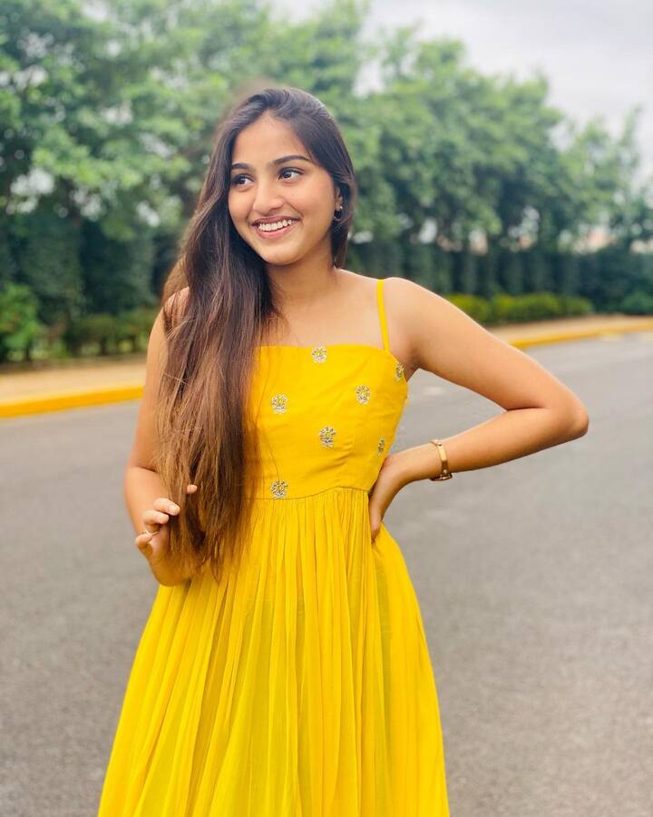 (Image credit: Instagram) అచ్చతెనుగు అమ్మాయైన ప్రణవి అనేక టీవీ కార్యక్రమాల్లో, సినిమాల్లో తరచూ కనిపిస్తూనే ఉంటుంది.