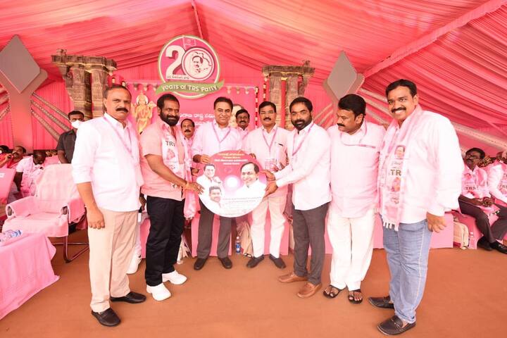 టీఆర్ఎస్ ప్లీనరీలో మంత్రులు శ్రీనివాస్ గౌడ్, కేటీఆర్, తలసాని శ్రీనివాస్ యాదవ్(Source: V Srinivas Goud Twitter)