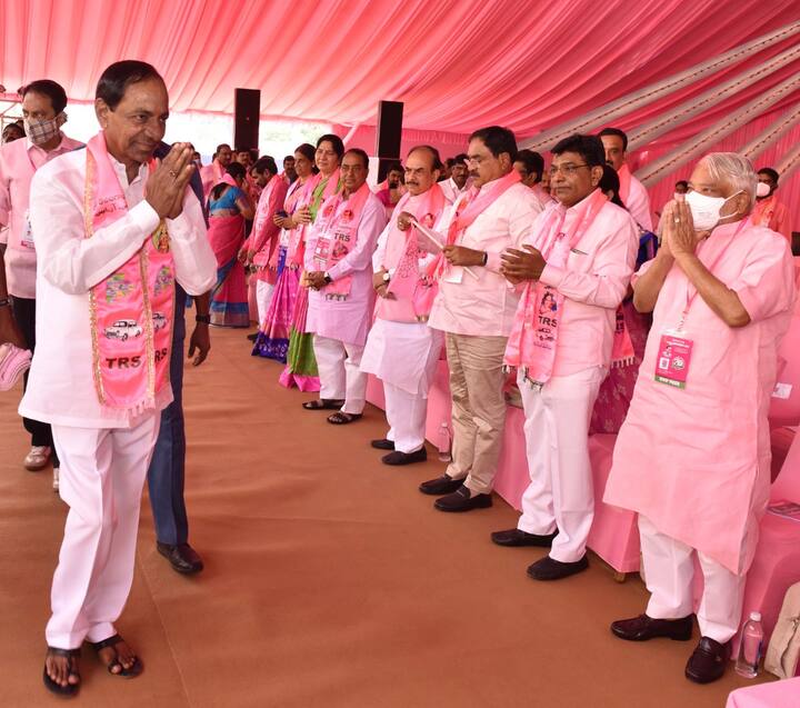 ప్లీనరీలో పార్టీ నేతలకు  సీఎం కేసీఆర్ అభివాదం(Source: V Srinivas Goud Twitter)