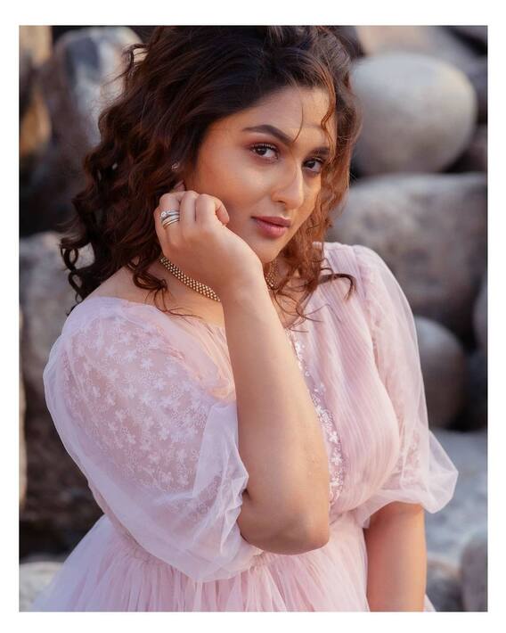 Prayaga Martin: మాలయాళ భామ ప్రయాగ మార్టిన్ చేస్తుంది మాయ Prayaga Martin: మాలయాళ భామ ప్రయాగ మార్టిన్ చేస్తుంది మాయ
