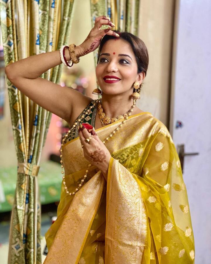 पति को याद करते हुए मोनालिसा ने मांग में सिंदूर सजाया और हाथ में बंगाल का ट्रेडिशनल हाथी दांत का सफेद चूड़ा भी पहना. कोलकाता में इसे सुहाग की निशानी मानते हैं.