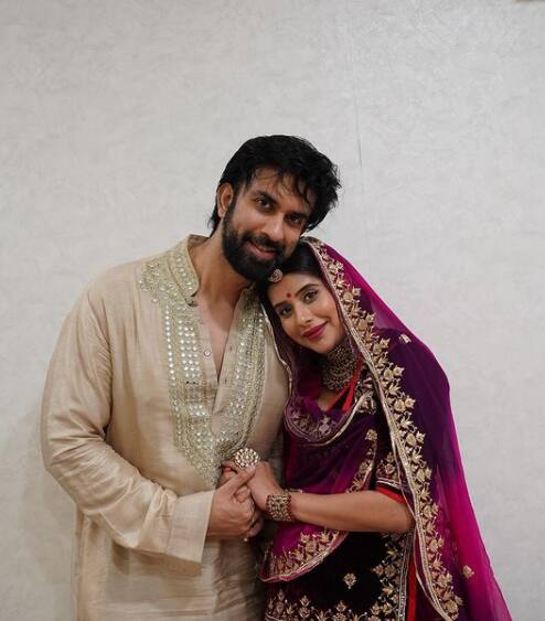 Charu accessorised her look with a heavy choker, a maang teeka, matching jhumkas and a small bindi.