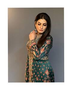 आज भी Raveena Tandon की हर अदा पर फिदा हैं लोग, खूबसूरती ऐसी कि संभालना पड़ता है होश