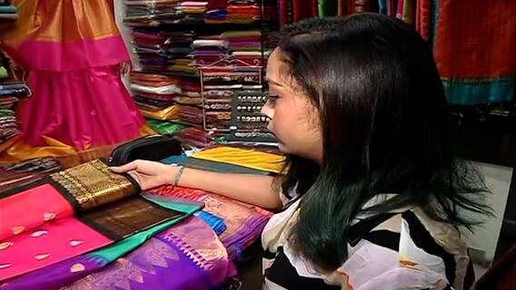 Nagpur Diwali Shopping : दिवाळीत बुटिक्समध्ये लगबग, युवा पिढीची गाऊन्सला पसंती, साडी मात्र चिरतरुण