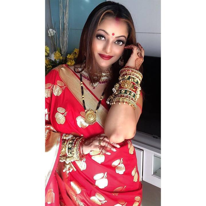 दीपाली ने मानसीच्या फोटोवर कमेंट केली, 'किती गोड दिसतेस मनु करवा चौथच्या शुभेच्छा'