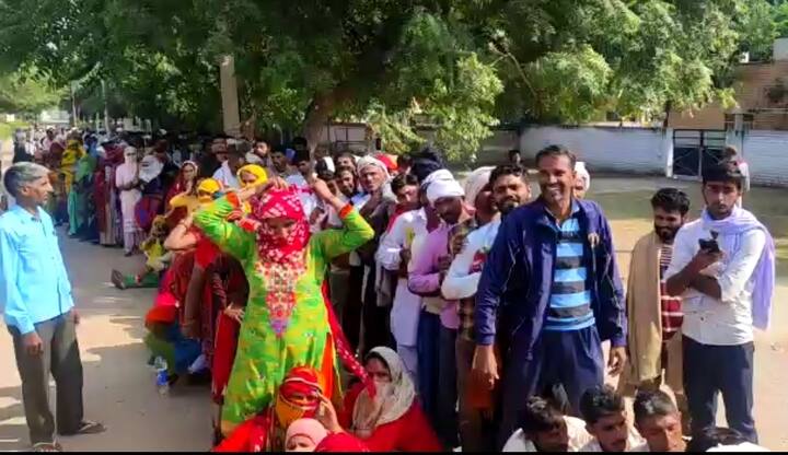 ਅੱਜ ਖਾਦਾਂ ਦੀ ਘਾਟ ਕਾਰਨ ਨਾਰਨੌਲ ਦੇ ਕਿਸਾਨ ਰੇਵਾੜੀ ਦਿੱਲੀ ਹਾਈਵੇਅ ਰਾਜ ਨੂੰ ਜਾਮ ਕਰਨ ਲਈ ਮਜਬੂਰ ਗਏ। ਜਾਮ ਦੀ ਸੂਚਨਾ ਮਿਲਦੇ ਹੀ ਪੁਲਸ ਪ੍ਰਸ਼ਾਸਨ ਦੇ ਉੱਚ ਅਧਿਕਾਰੀਆਂ ਸਮੇਤ ਮੌਕੇ 'ਤੇ ਪਹੁੰਚੇ। ਕਿਸਾਨਾਂ ਨੇ ਪ੍ਰਸਾਸ਼ਨ ਦੇ ਭਰੋਸੇ ਤੋਂ ਬਾਅਦ ਜਾਮ ਖੋਲ੍ਹਿਆ ਅਤੇ ਖਾਦ ਵੰਡਣ ਲਈ ਨਾਰਨੌਲ ਪੁਲਸ ਲਾਈਨ ਵਿਖੇ ਪ੍ਰਬੰਧ ਕੀਤੇ ਗਏ।