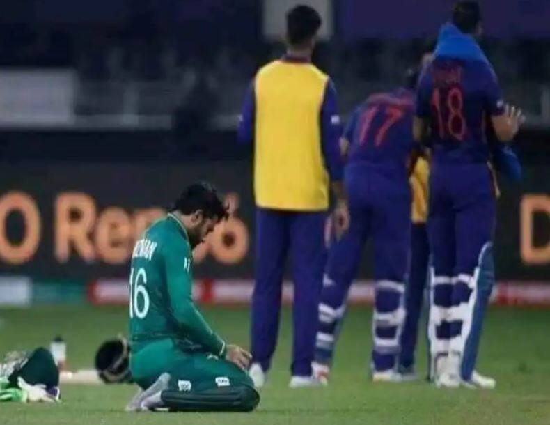 t20 world cup pakistan captain mohammad rizwan reads namaz during drinks breaks shoaib akhtar shares video Ind vs Pak: पाकिस्तानी ओपनर रिझवानचं मैदानावर नमाज पठण, शोएब अख्तरनं शेअर केला व्हिडीओ, म्हणाला...
