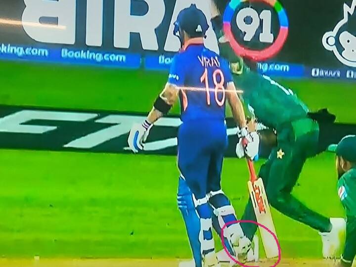 The umpire is sleeping Twitter fumes, shares images showing KL Rahul was bowled off no-ball in India vs Pakistan game अंपायर झोपला होता का? राहुलला नो-बॉलवर आऊट दिलं, शाहीनचा फोटो व्हायरल