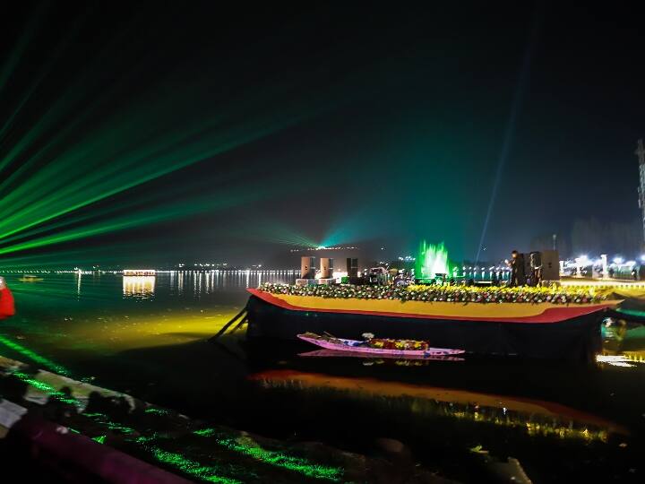 इससे पहले अमित शाह ने श्रीनगर में जनसभा को संबोधित करते हुए कहा कि सरकार जम्मू कश्मीर को देश में सबसे विकसित राज्य बनाने के लिए घाटी के युवाओं से बात करेगी. उन्होंने यह भी कहा कि अनुच्छेद 370 को निरस्त करने की एकमात्र मंशा कश्मीर और जम्मू को विकास के रास्ते पर लाने की थी और लोग 2024 तक ‘‘हमारे प्रयासों का फल देखेंगे.’’