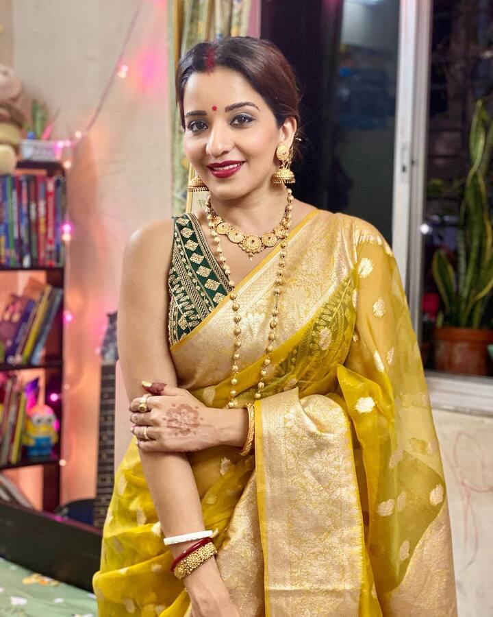 कल देशभर में करवा चौथ बहुत ही धूमधाम से मनाया गया. आम लोगों से लेकर सेलिब्रेटीज तक सबने इस मौके पर पति की लंबी उम्र की प्रार्थना की. मोनालिसा भी चांद से ऐसा ही कुछ मांग रही हैं.