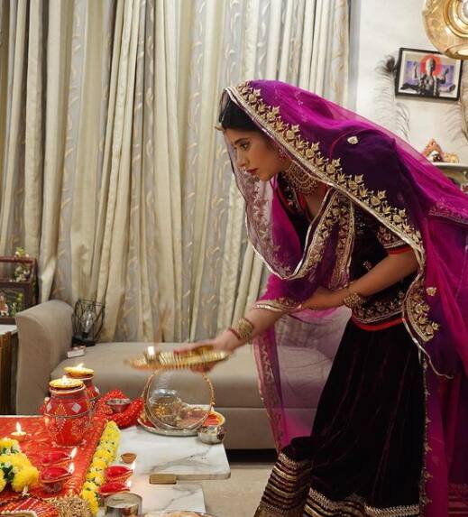 Her traditional outfit included a long blouse with intricate zari work on it, paired with a skirt/lehenga with embroidered hemline.