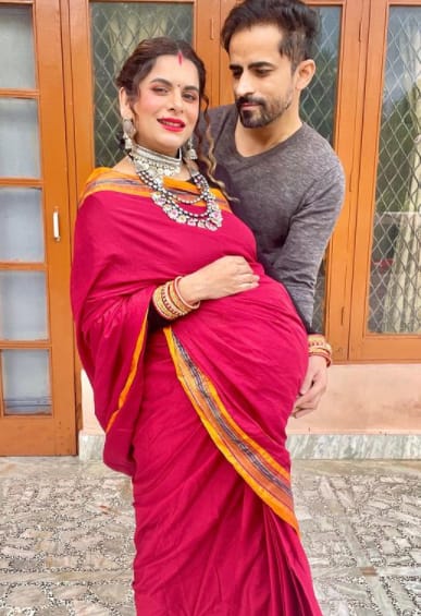 Splitsvilla & Kundali Bhagya fame TV actress Isha Anand Sharma, who is going to be a mommy soon celebrated her first Karwa Chauth after wedding with husband Vasdev Singh Jasrotia. [pic credit: Instagram/Isha Anand Sharma]