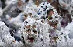 Shaving Foam Fight: షేవింగ్ క్రీమ్‌తో ఆహ్వానం... ఆ యూనివర్సిటీలో వింత ఆచారం