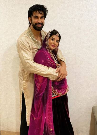 The actress opted for a purple coloured velvet lehenga and flaunted her baby bump.