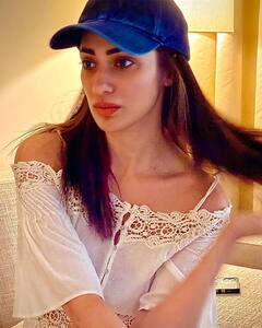 Raai Laxmi Photos: మెగా ఫ్యామిలీ ఐటెం గాళ్ రత్తాలు లేటెస్ట్ కలర్ ఫుల్ ఫొటోస్..