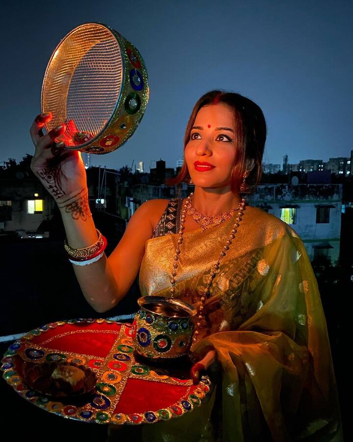 इस मौके पर मोनालिसा ने छलनी से चांद को देखा और इस बार उनका चांद यानी उनके पति विक्रांत और आसमान का चांद दोनों उनसे दूर थे.