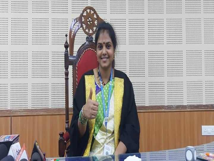 East godavari kakinada mayor election corporator sunkara prasanna sworn as mayor Kakinada Mayor: కాకినాడ మేయర్ గా సుంకర ప్రసన్న ఎన్నిక.... వైసీపీ కండువాలతో హాజరైన టీడీపీ అసమ్మతి కార్పొరేటర్లు