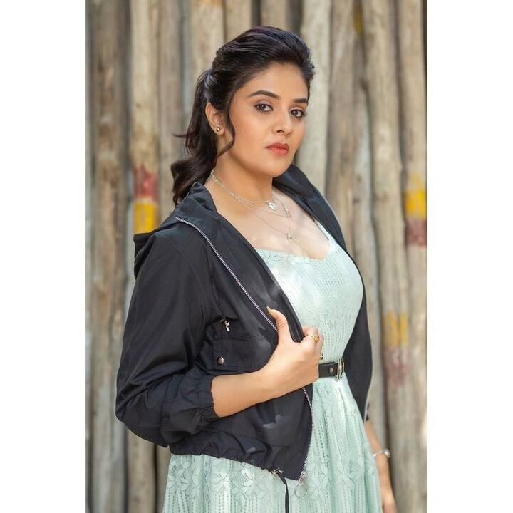 (Photo Courtesy: Instagram) తన ట్రెండీ లుక్ తో శ్రీముఖి ఆకట్టుకుంటుంది.