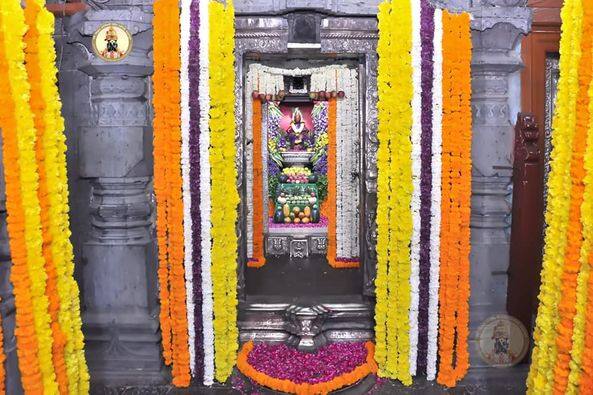 वारकरी संप्रदायाला आषाढी कार्तिकी हा दिवाळी सणाएवढाच महत्वाचा असतो. (Photo tweeted by : @PandharpurVR)