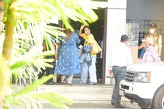 Saif-Kareena Spotted: बेटे तैमूर के साथ प्राइवेट एयपोर्ट पर स्पॉट हुए सैफ-करीना, देखिए नवाबी अंदाज की तस्वीरें