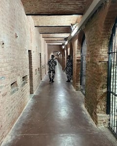 IN PICS: কালাপানিতে কঙ্গনা, ঘুরে দেখলেন 'বন্দি' সাভারকরের কক্ষ