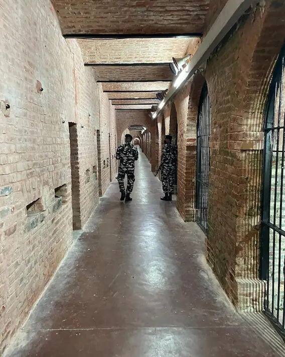 এদিন থালাইভি অভিনেত্রী আন্দামানের কালাপানি বিনায়ক দামোদর সাভরকর জেলে যান। সাদা রঙের আউটফিটে দেখা যায় তাঁকে।