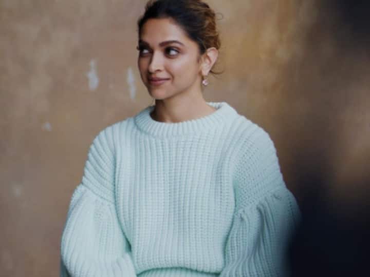 Deepika Padukone looks beautiful as she dishes out winter fashion goals sweater and sweet smile स्वेटर पहन Deepika Padukone ने बिखेरी ऐसी मुस्कान, देखने वाले हो गए कायल