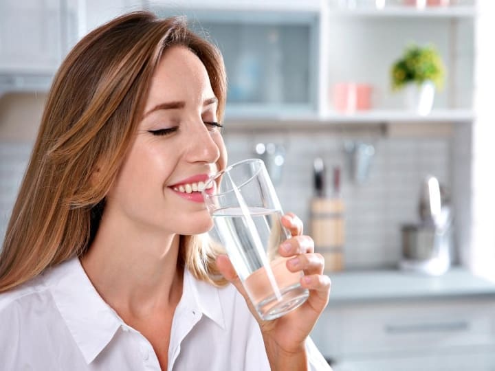 drinking to much hot water can also harmful for health Health Tips: सारखं गरम पाणी पिताय? जाणून घ्या काय होईल नुकसान