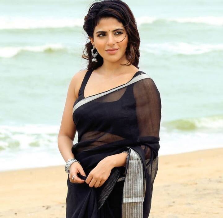 ஓவியத்தைத் திரை மறைவில் ஒளித்துவைப்பதேனம்மா காற்று மழைச் சாரலிலே நனையவிட்டால் நியாயமா