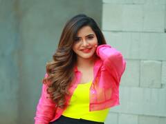 Ashu Reddy Photos: చిట్టి డ్రెస్‌లో కేక పుట్టిస్తున్న బుల్లి తెర సమంత ‘అషురెడ్డి’